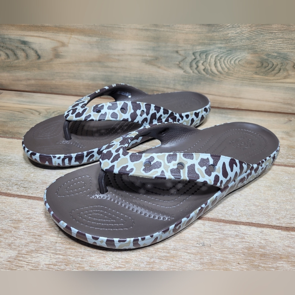 Crocs Classic Animal Print Flip Flops Khaki Leopard Womens Sz 9 Style 208615